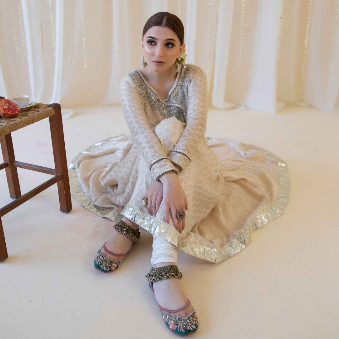 Glamour Gleam – Velvet & Net Artisanal Khussa