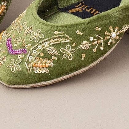 Mehandi Elegance in Lilac โ Heritage Handsewn Khussa