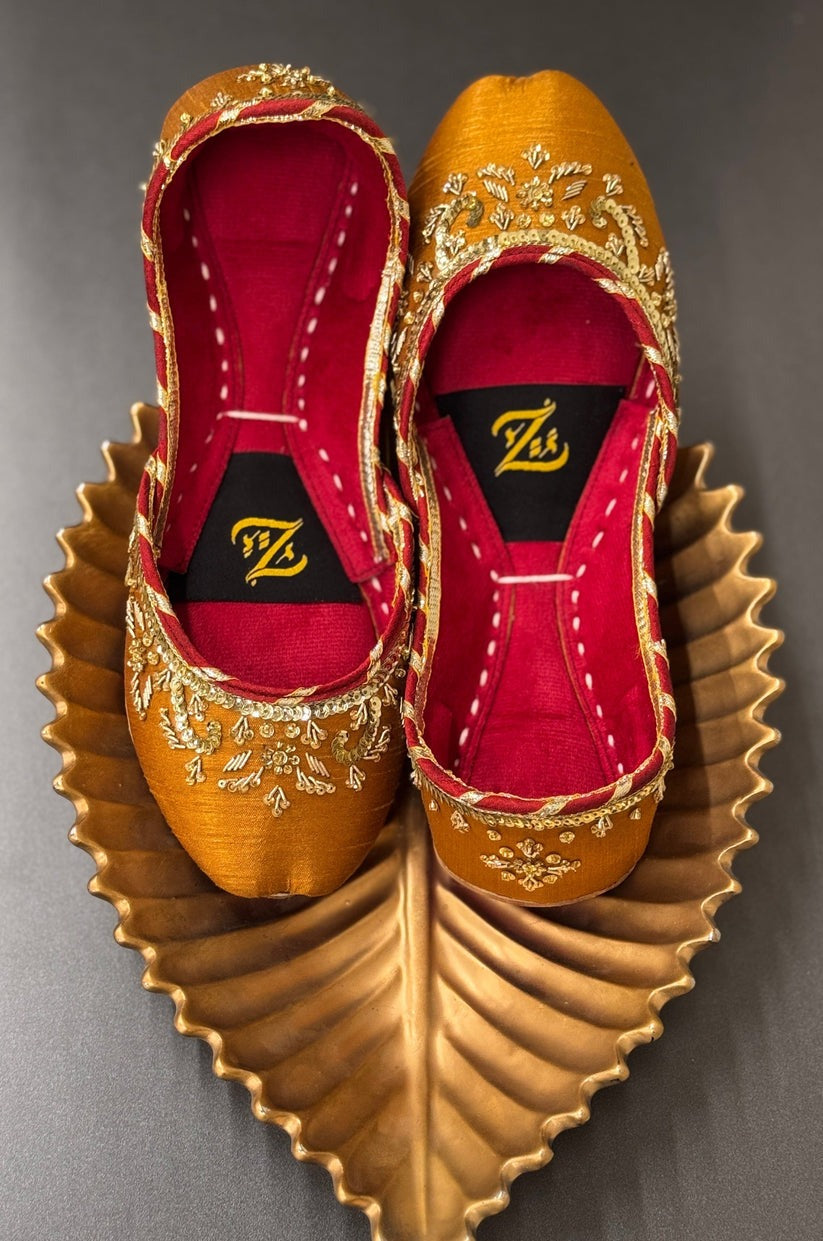 Golden Blossom – Hand-Embellished Traditional Khussa