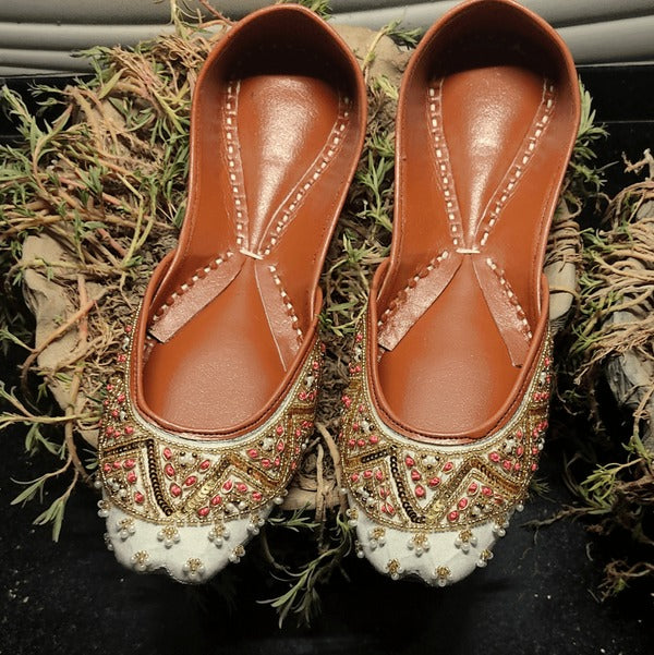 Elegance in White: Traditional Handmade Khussa