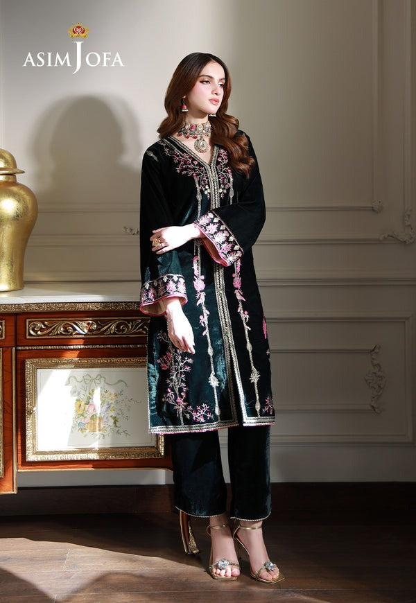 Bottle Green Velvet Ensemble – Embroidered V-Neck Shirt with Bird Motifs & Lace-Finished Trousers