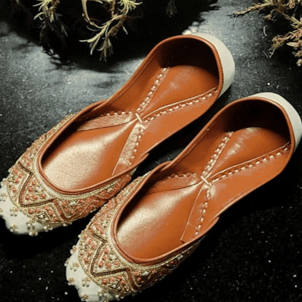 Elegance in White: Traditional Handmade Khussa