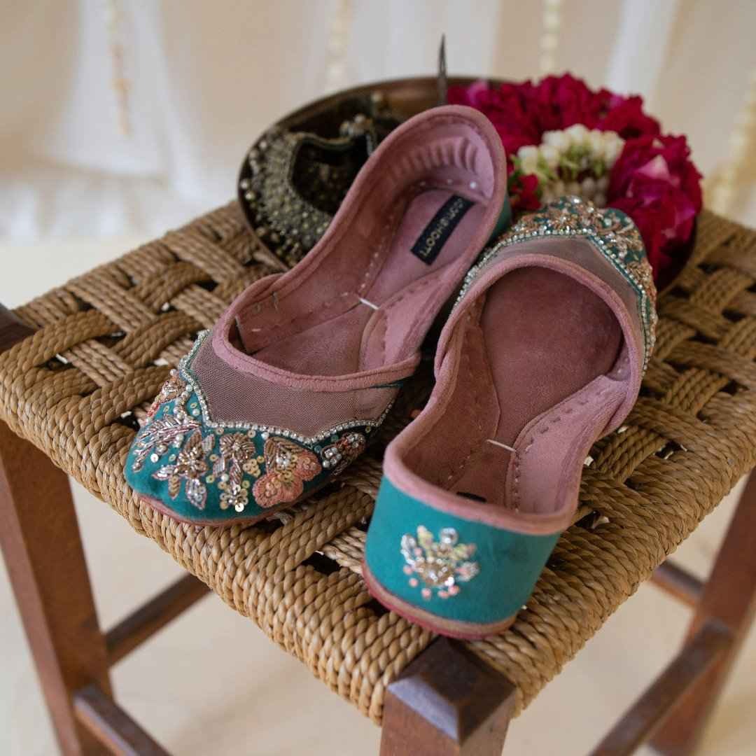 Glamour Gleam – Velvet & Net Artisanal Khussa