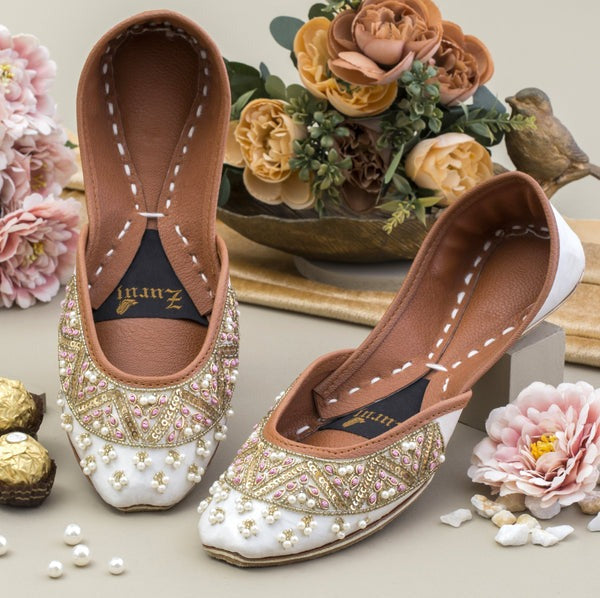 Elegance in White: Traditional Handmade Khussa